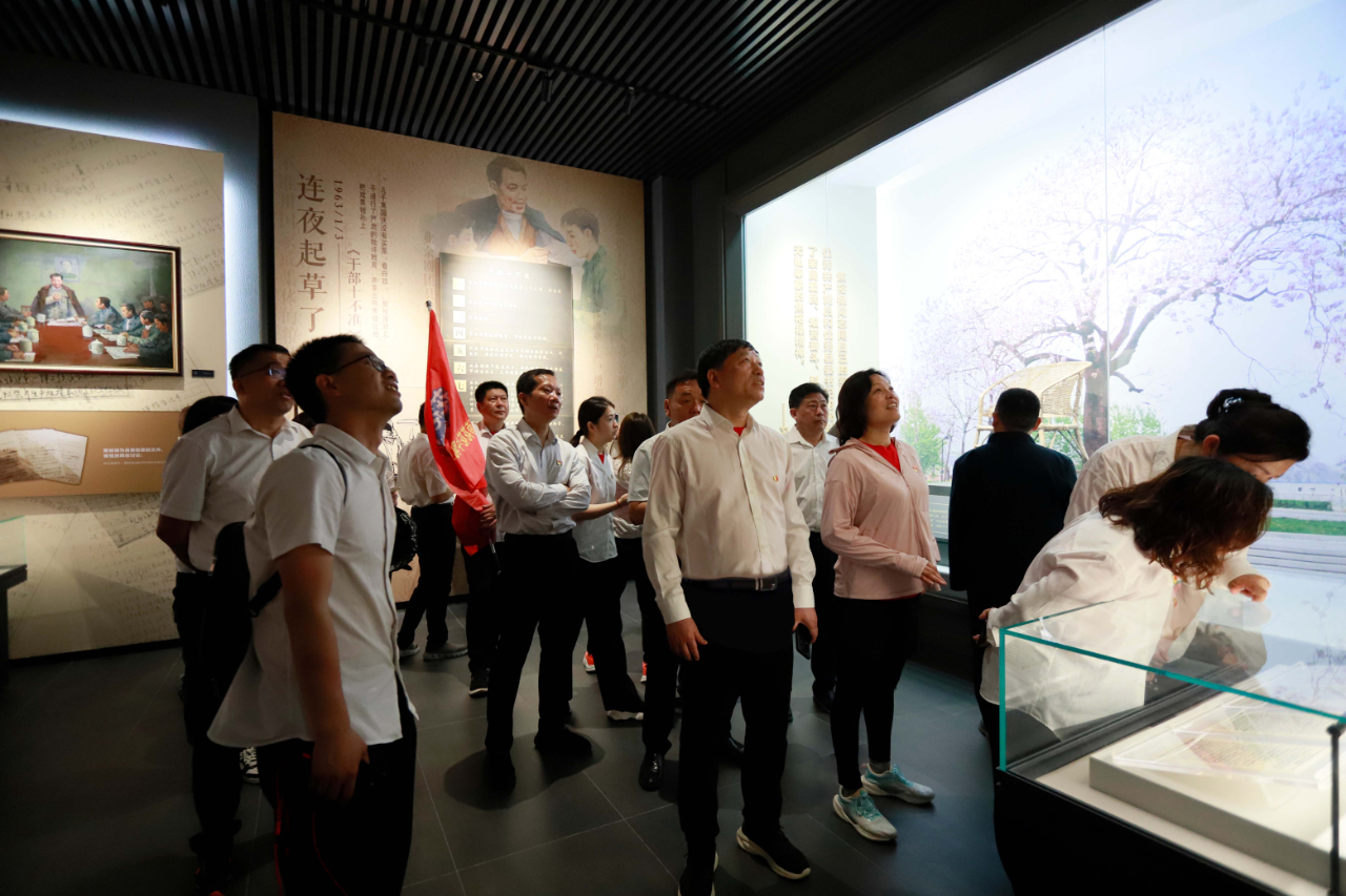 砥砺初心使命，汲取奋进力量丨开云官方入口_开云（中国）乳业集团党委组织开展学习“焦裕禄精神”主题党日活动