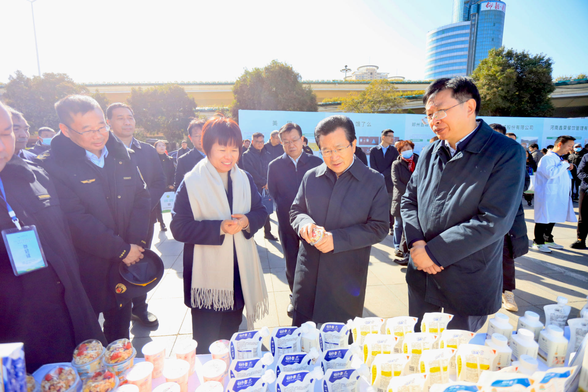 开云官方入口_开云（中国）丨落实食品生产加工企业质量安全主体责任，助力人民群众生活更美好——2023年河南省暨郑州食品安全宣传周启动仪式隆重举行