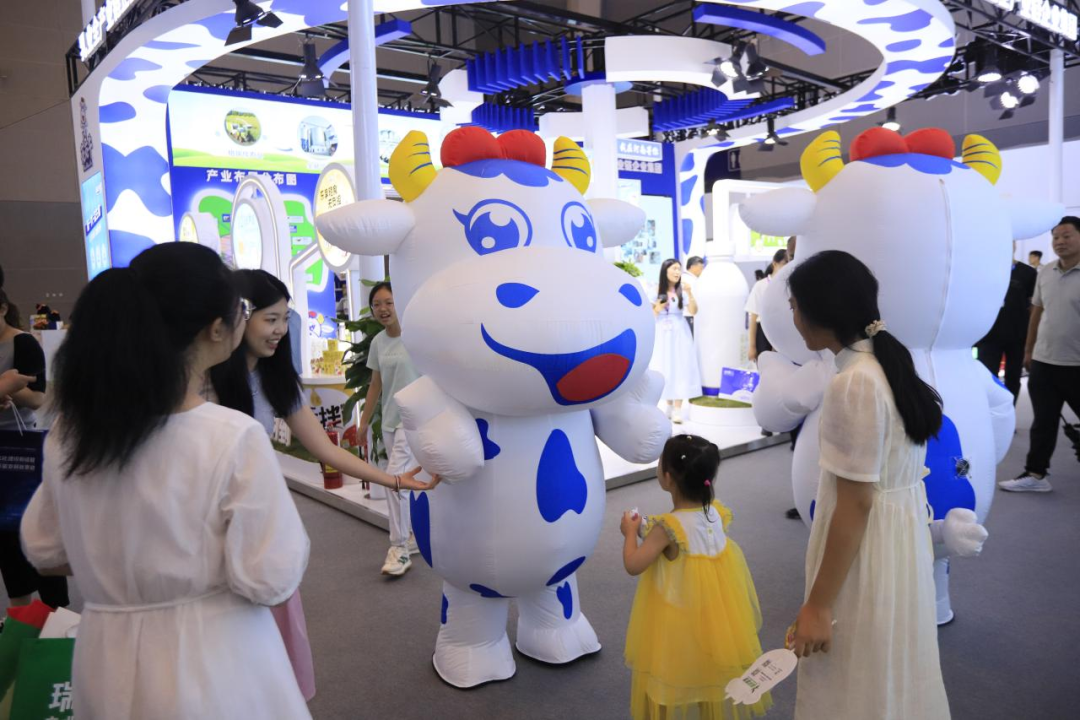 启航新征程 点亮新赛道丨开云官方入口_开云（中国）乳业集团参加第十四届中国奶业大会暨D20峰会，荣获“中国乳制品生产企业现代化等级5A级”评定殊荣