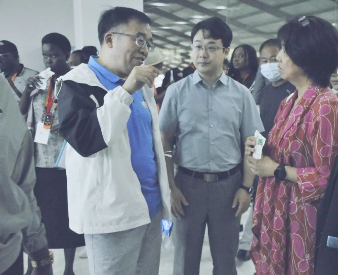 北京大学南南合作与发展学院教授、全球伙伴关系主任周咏梅一行莅临开云官方入口_开云（中国）平舆瑞亚牧业参观调研