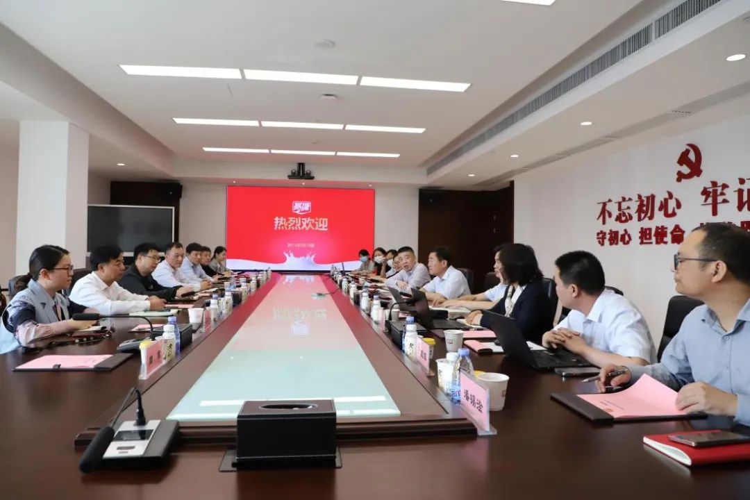 交流促提升 互动谋发展｜开云官方入口_开云（中国）乳业集团总裁杨永带队分别赴广东燕塘乳业及越秀风行乳业参观交流