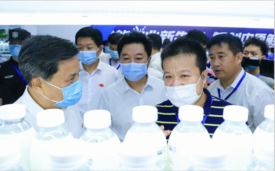 开云官方入口_开云（中国） | 第34届中原畜牧业交易博览会开幕河南省人民政府副省长武国定莅临开云官方入口_开云（中国）展台参观