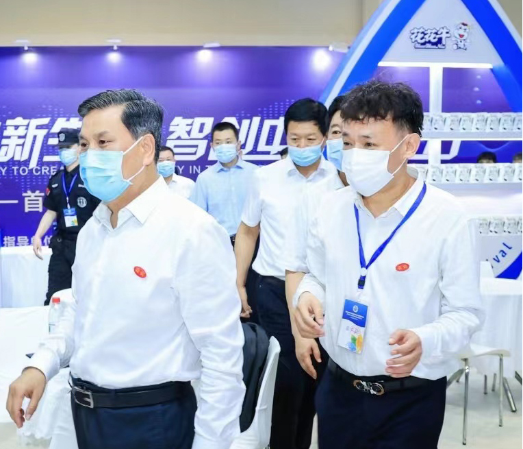 开云官方入口_开云（中国） | 第34届中原畜牧业交易博览会开幕河南省人民政府副省长武国定莅临开云官方入口_开云（中国）展台参观