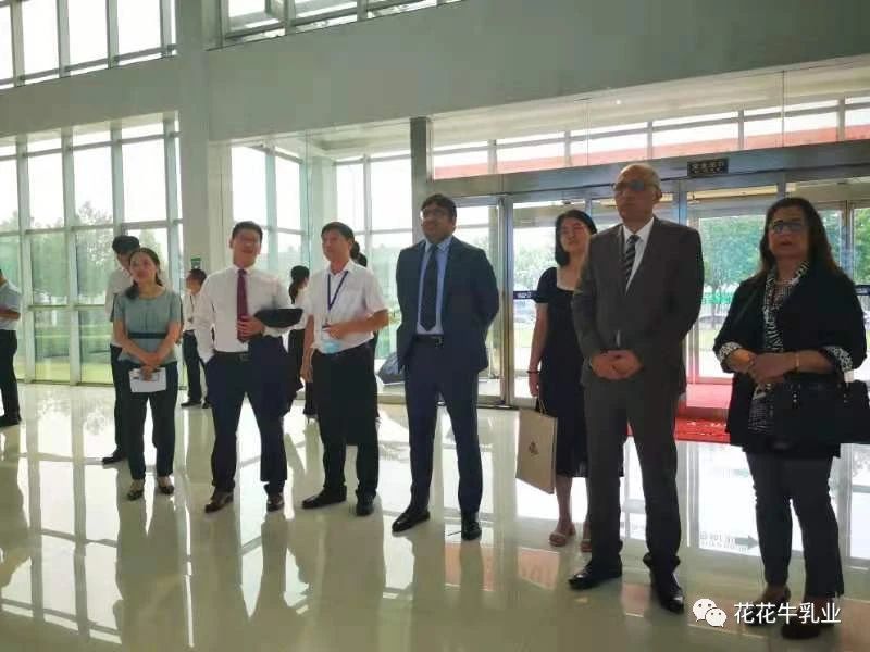 巴基斯坦驻华大使莫因·哈克 莅临开云官方入口_开云（中国）乳业集团参观访问