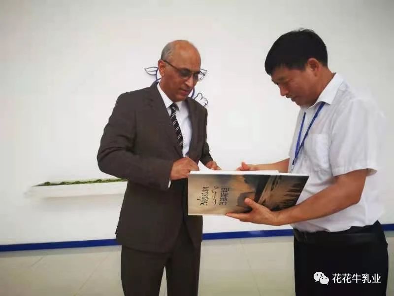 巴基斯坦驻华大使莫因·哈克 莅临开云官方入口_开云（中国）乳业集团参观访问