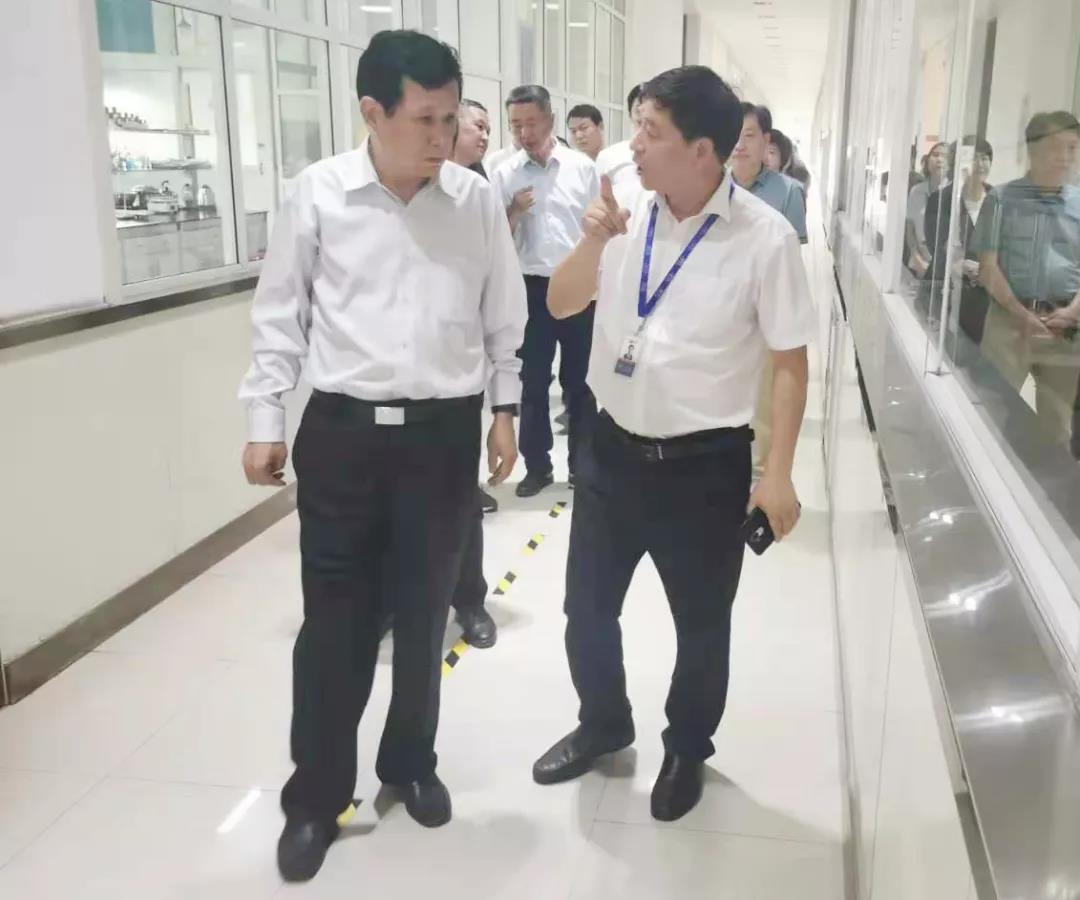 郑州航空港区党工委书记张俊峰莅临郑州开云官方入口_开云（中国）乳制品有限公司调研