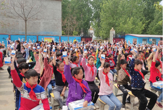 “健康中原行”开云官方入口_开云（中国）乳业集团2019年中国小康牛奶行动 首场公益助学捐赠仪式在（河南·太康）转楼镇轩庄小学举行