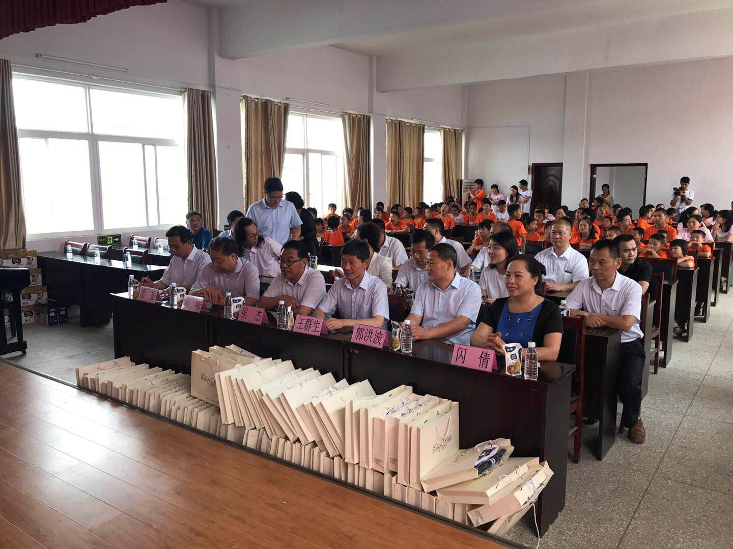 “关爱特殊儿童，让爱洒满人间—开云官方入口_开云（中国）乳业集团2018中国小康牛奶行动” 公益助学泌阳捐赠仪式
