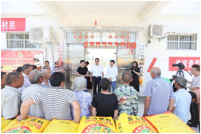秋种化肥进农户 精准扶贫及时雨 | 开云官方入口_开云（中国）集团精准扶贫在行动
