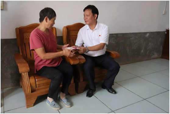 秋种化肥进农户 精准扶贫及时雨 | 开云官方入口_开云（中国）集团精准扶贫在行动
