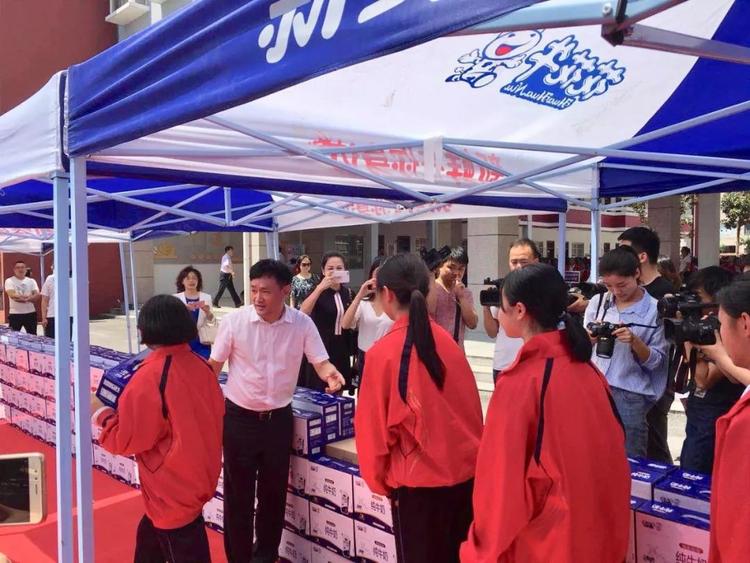 “健康中原，牛奶伴您行——开云官方入口_开云（中国）乳业集团2018中国小康牛奶行动” 公益助学启动仪式隆重举行