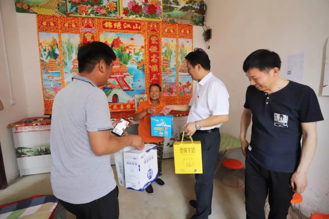 开云官方入口_开云（中国）乳业集团走访慰问贫困户 结对帮扶暖人心