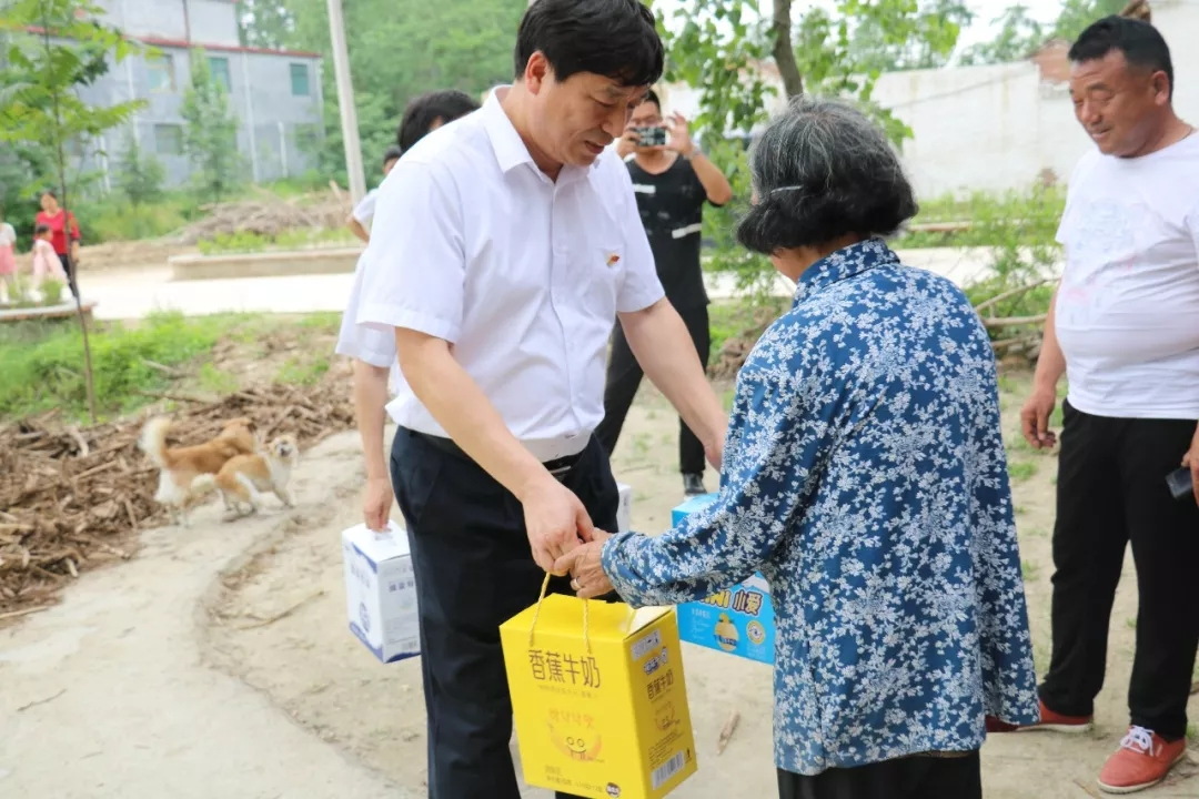 开云官方入口_开云（中国）乳业集团走访慰问贫困户 结对帮扶暖人心