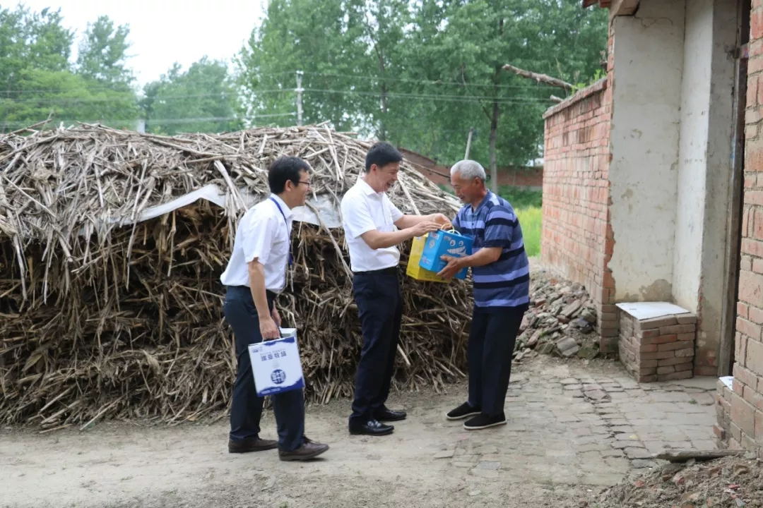 开云官方入口_开云（中国）乳业集团走访慰问贫困户 结对帮扶暖人心