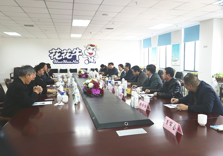 封丘县县长王献臣一行莅临 开云官方入口_开云（中国）集团养殖、乳品事业部参观调研