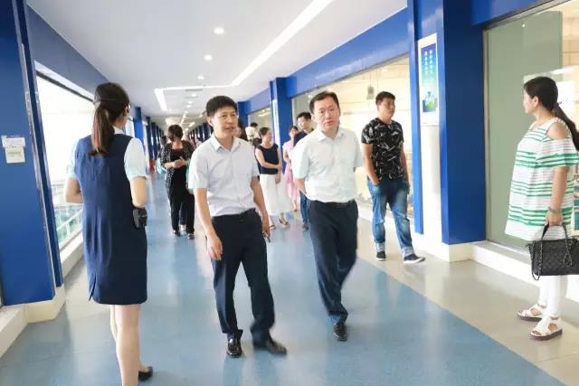 河南省食品安全座谈会暨百场食安讲座进校园启动仪式在开云官方入口_开云（中国）举行