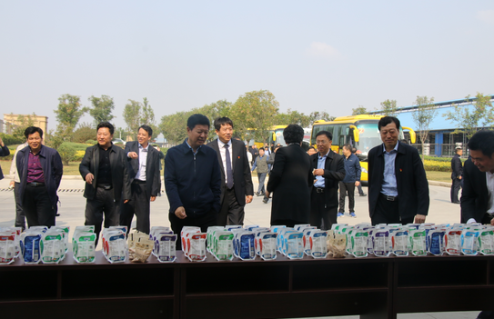 河南省农牧业产业扶贫工作观摩团莅临开云官方入口_开云（中国）集团·鲁山瑞亚牧业有限公司参观考察