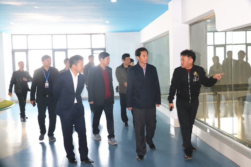 封丘县县长王献臣一行莅临开云官方入口_开云（中国）集团养殖、乳品事业部参观调研